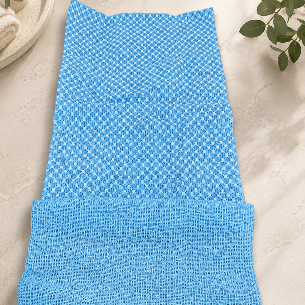 Blå exfolierande skrubbhandduk 120 cm, närbild på strukturen