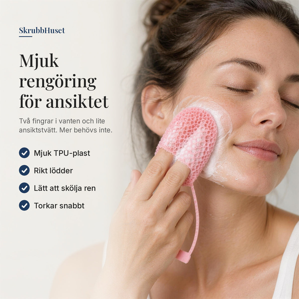 Kvinna som rengör ansiktet med en rosa skrubbvante på två fingrar