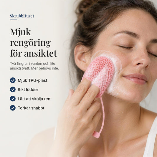 Kvinna som rengör ansiktet med en rosa skrubbvante på två fingrar